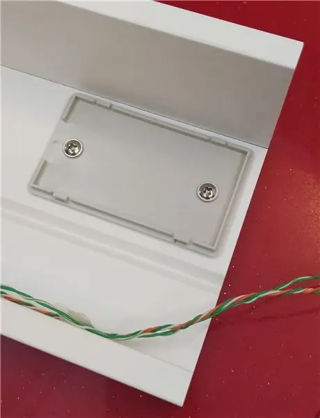 Bringen Sie die Box an und kleben Sie den LED-Streifen