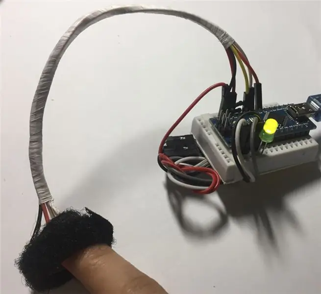 Ensamble la estructura del dispositivo, siguiendo el módulo Bluetooth, el LED y el Arduino en el Protoboard