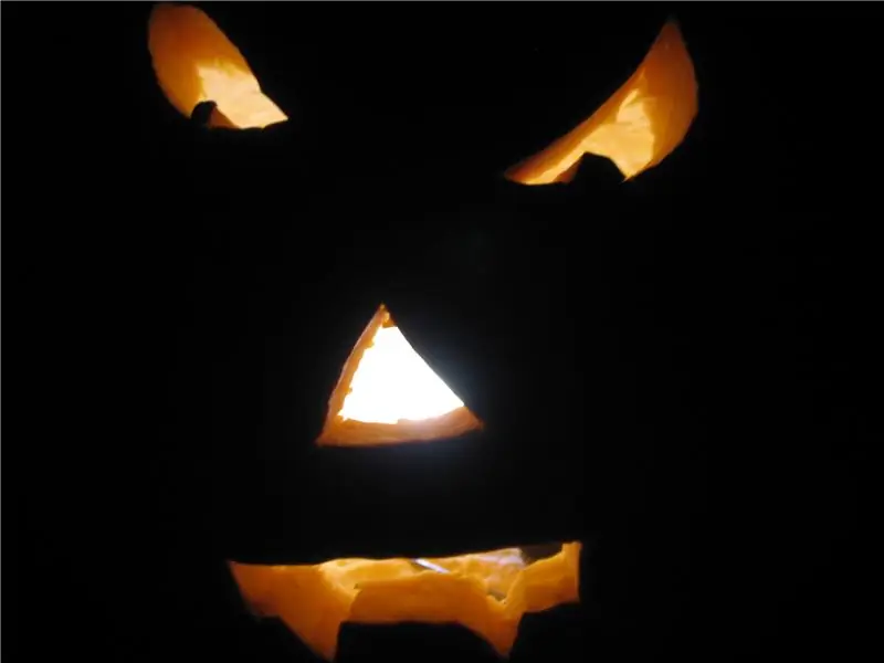 Led-utripajoča Hack-O-Lantern, ki sledi pesmi!