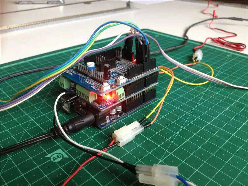 Conecte la configuración a la alimentación y enciéndala