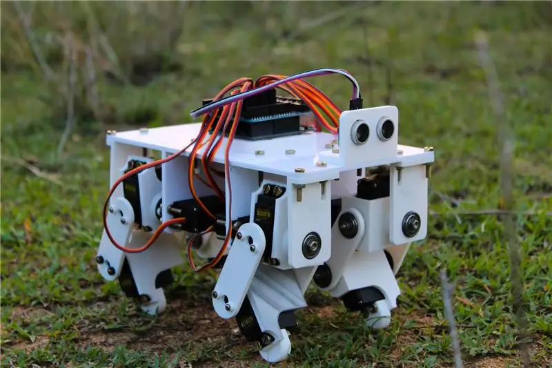 Drukowany w 3D czworokątny robot zasilany z Arduino