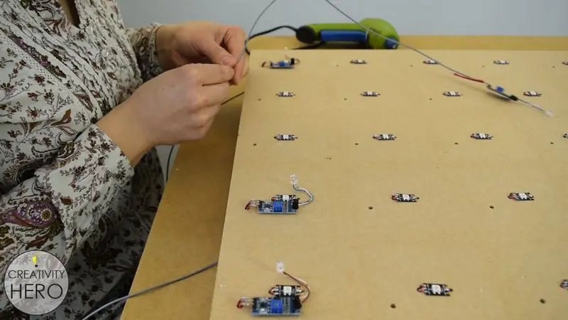Einsetzen der LEDs und der IR-Näherungssensoren