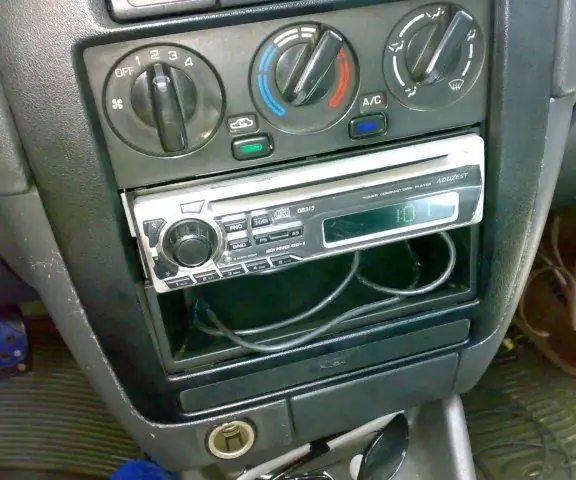 DIY Aux Input vir Stock Car Head Unit: 5 stappe (met foto's)