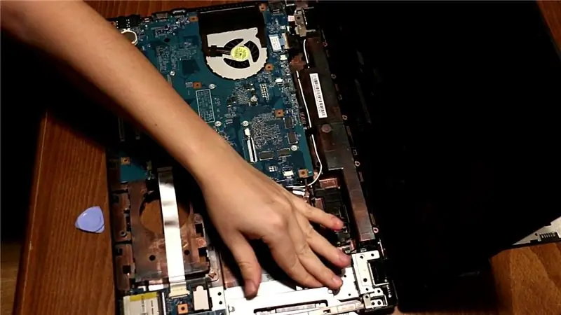 Entfernen Sie das Motherboard