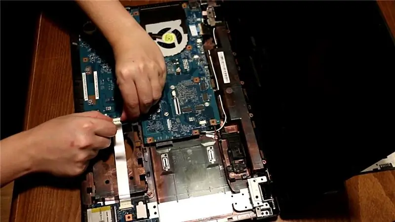 Entfernen Sie das Motherboard