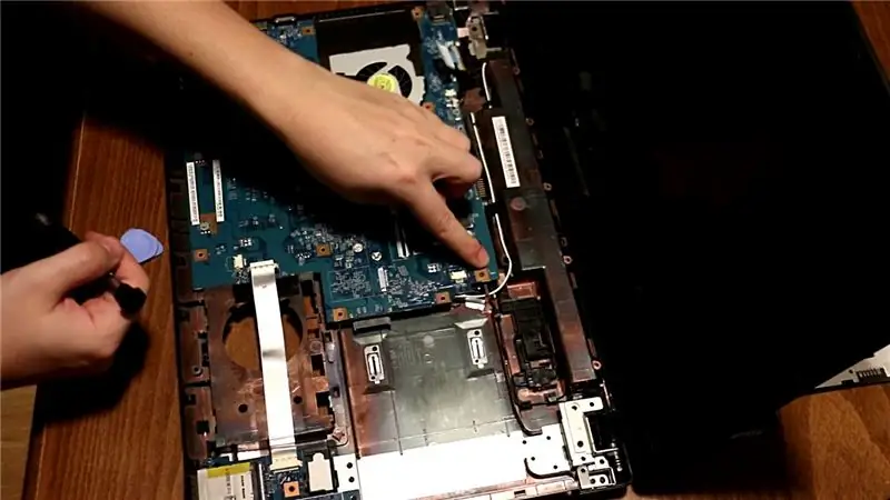 Entfernen Sie das Motherboard