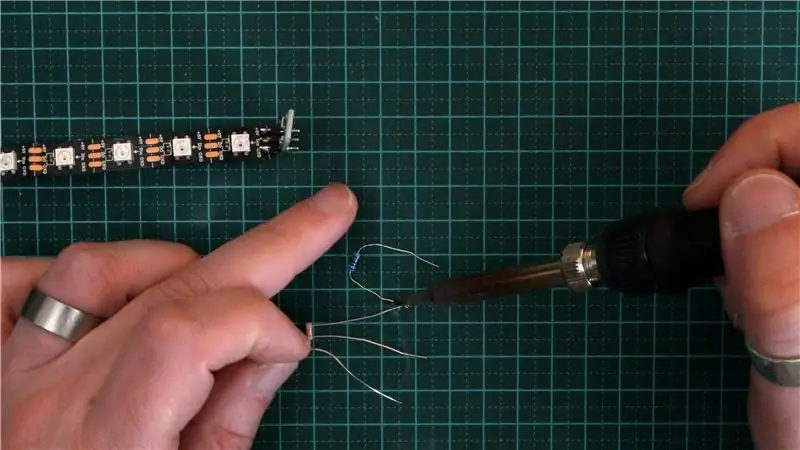 Hakbang 4 - Ikonekta ang LDR at ang 220 Ohm Resistor