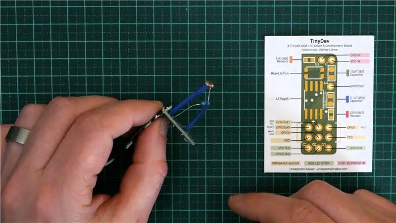 Pas 4: connecteu el LDR i la resistència de 220 Ohm