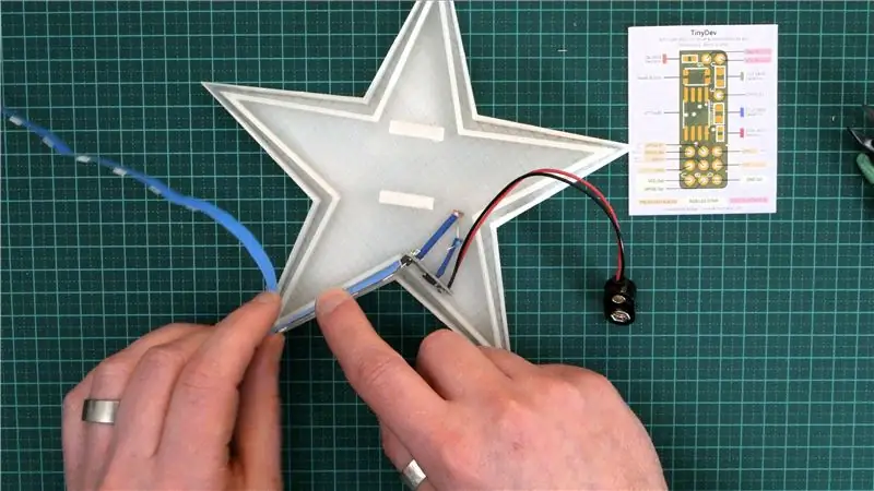 Pas 6: introduïu la tira RGB a l'estrella