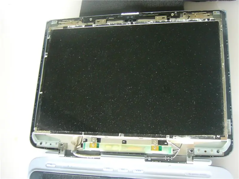 Pašalinkite LCD 1 dalį