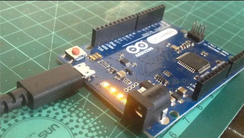 Przetestuj go za pomocą mikrokontrolera, prześlij kod Arduino