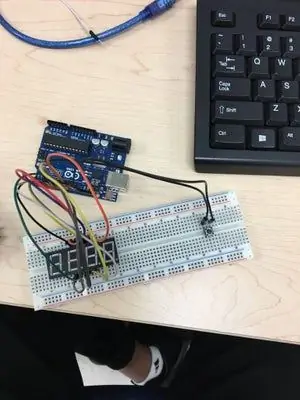 Etapa 3: conectando o display de 7 segmentos de 4 dígitos e o botão de pressão ao Arduino