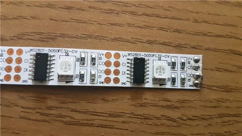 LED-Streifen an den Fernseher anbringen und anschließen