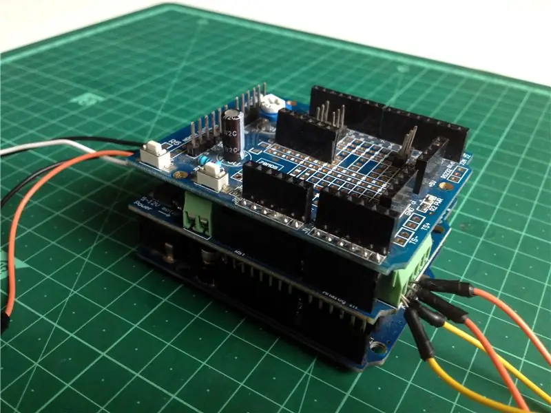 Տեղադրեք Expansion Shield- ը Motor Shield- ի վրա