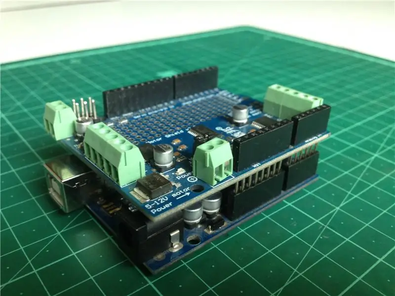 Instalați ecranul driverului motorului pe placa Arduino