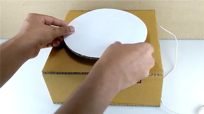 Cubra a superfície superior com papel branco (CONSULTE O VÍDEO)