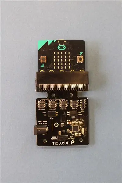 Ako spustiť servomotory pomocou Moto: bit s Micro: bit