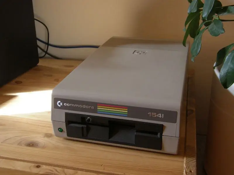 Verander een Commodore 1541 in een RAID-server: 9 stappen (met afbeeldingen)