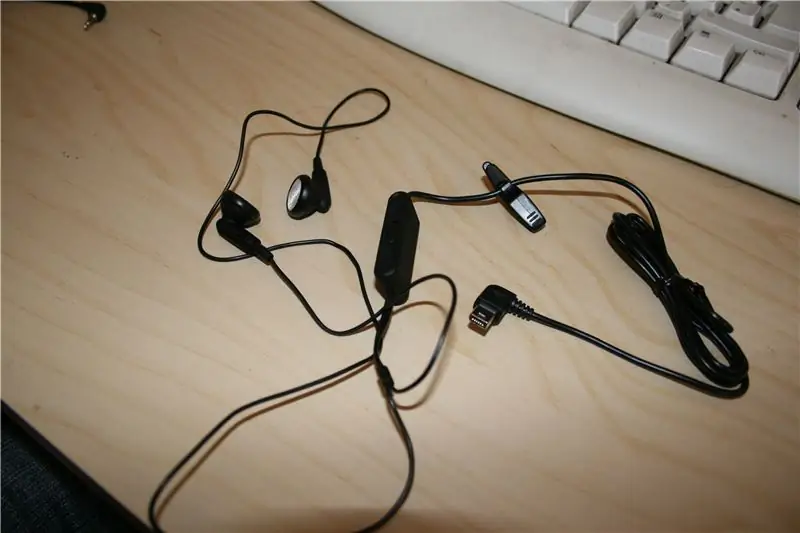 Paano I-plug ang Iyong Sariling Mga Headphone Sa isang Cellphone: 7 Mga Hakbang