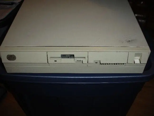 Oživite prazgodovinskega dinozavra … IBM PS2 55SX!