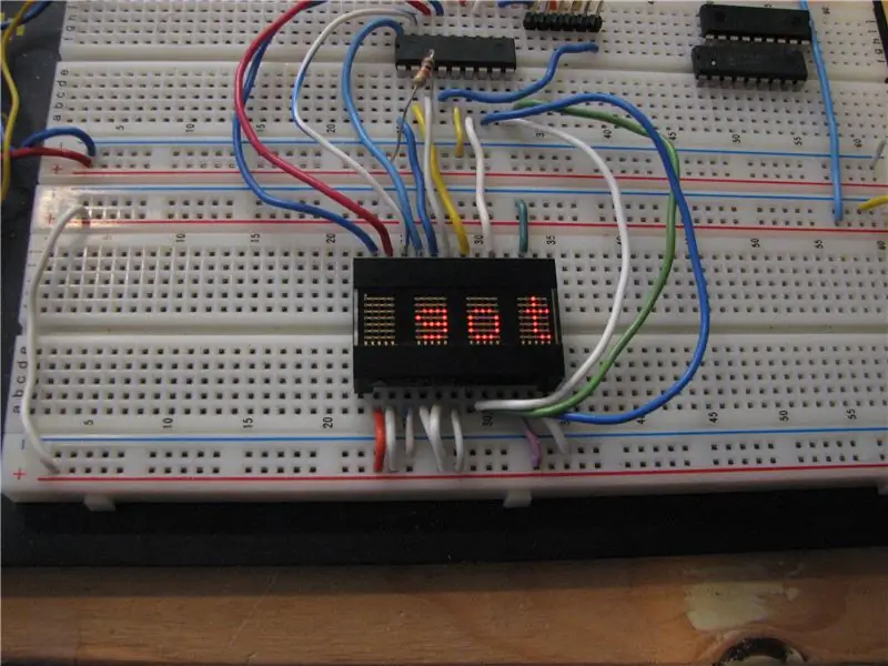 Programmerbar klokke med display med fire tegn