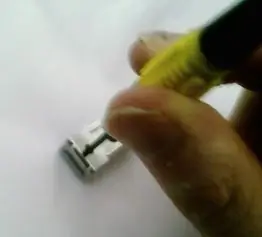 Gumamit ng Maliit na Phillips Screwdriver upang i-unlock ang Dalawang Mga Screw