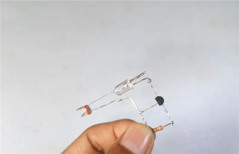 Verbinden Sie die Basis des Transistors mit dem 330-Ohm-Widerstand