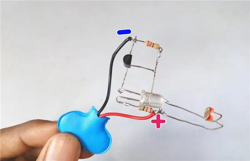 Conecte el cable de la cortadora de batería al circuito