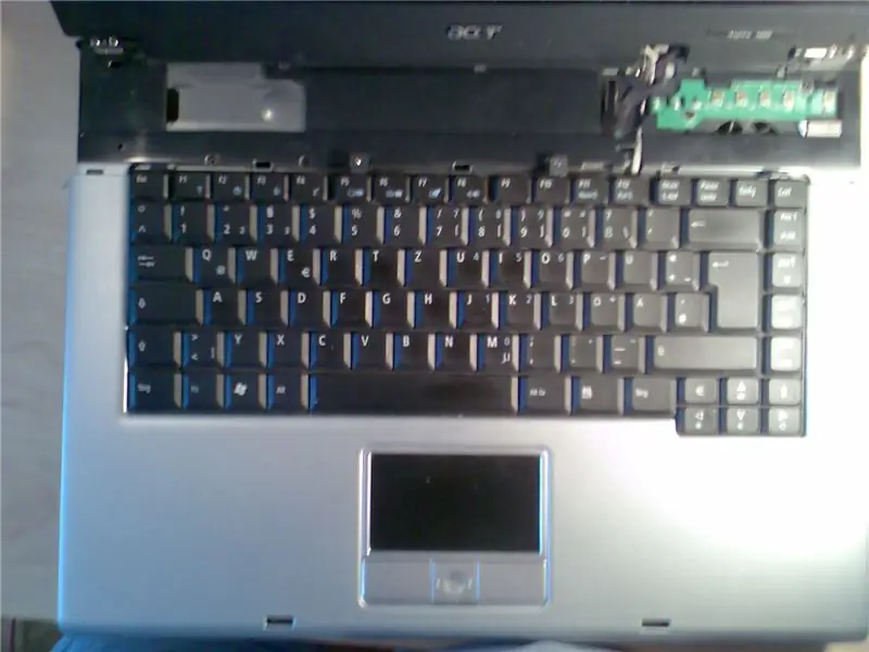 Quite los tornillos del teclado