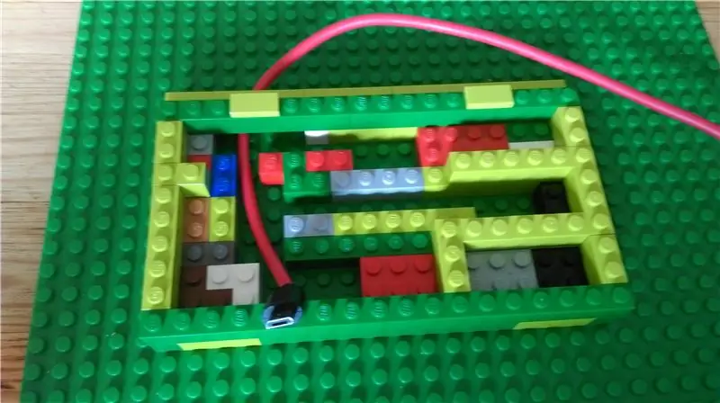 Construyendo el área de Lego para los tendidos de cables