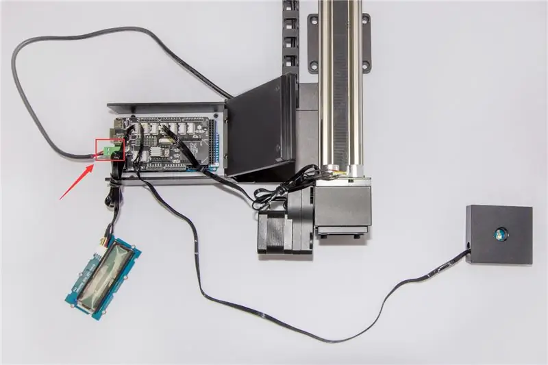 Installez le terminal d'alimentation UArm: connectez la ligne d'alimentation de l'UArm à la carte de commande principale