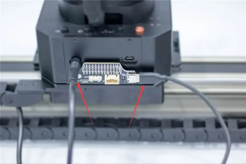 UArm Güç ve USB Kablosunu Takın: UArm Güç Hattını ve C Tipi İletişim Kablosunu UArm'a bağlayın