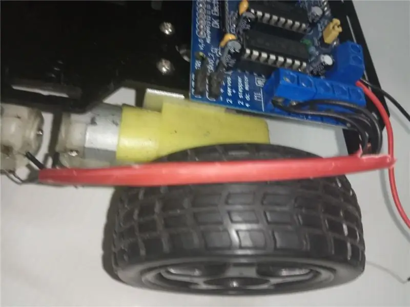 Conecte los motores con el blindaje del motor L293D