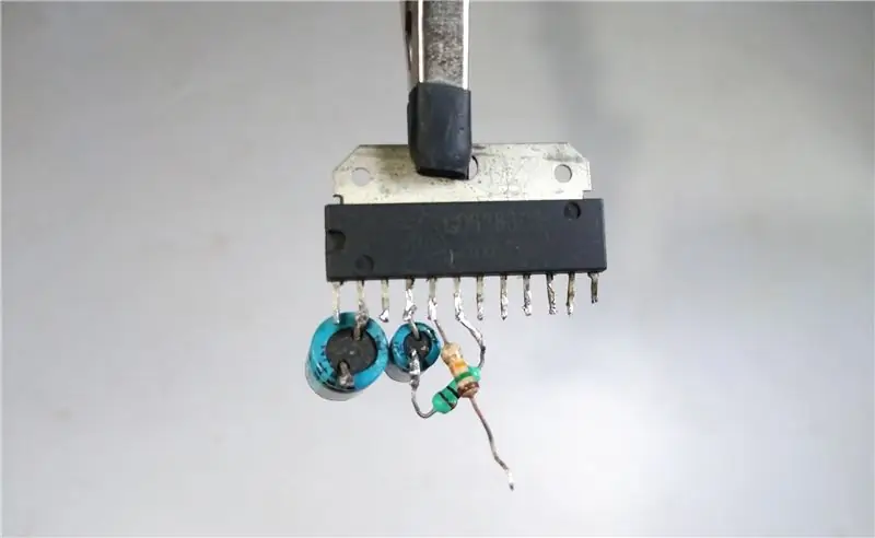 100 Ohm Widerstand an Pin-6 von IC. anschließen