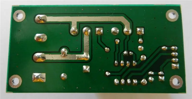 Figura 6, una vista dal basso del prototipo della scheda PCB, le tracce scoperte