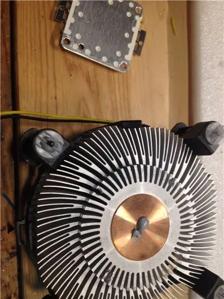 LED ን ወደ Heatsink በመጫን ላይ