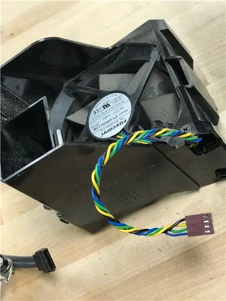 Die installering van die heatsink en waaier op die CPU