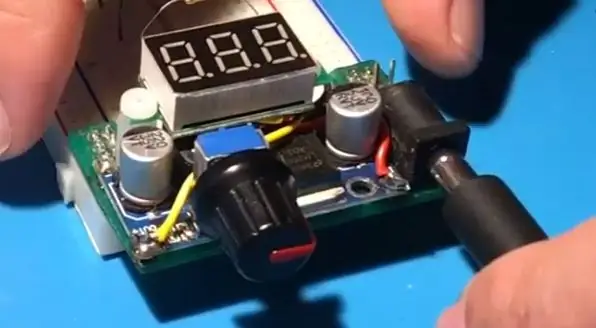 Réglez le bouton de précision sur le potentiomètre et connectez-vous à une alimentation électrique / Colocar O Botão De Precisão Para Potenciómetro E Ligar a Alimentação