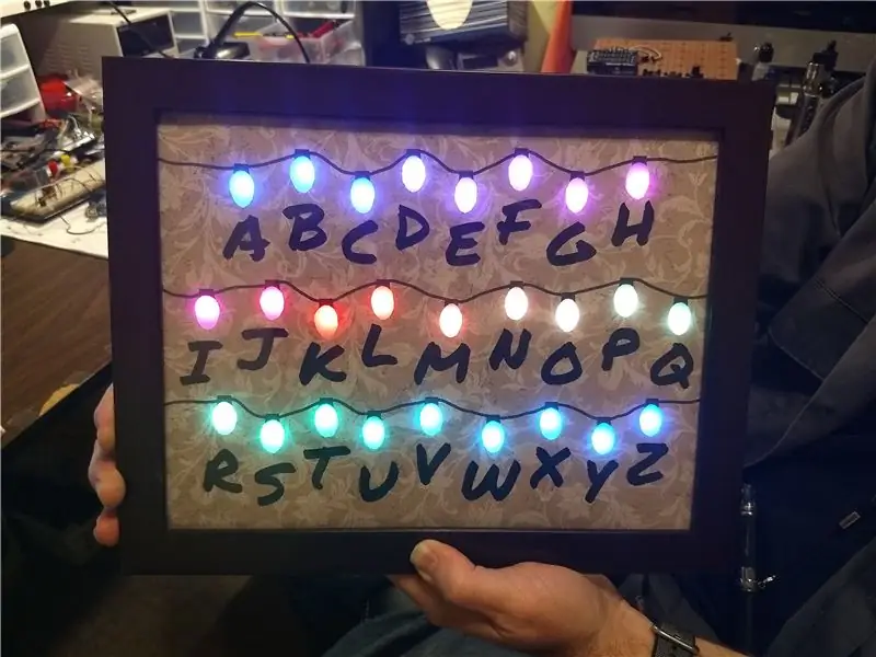 Tableau alphabétique contrôlé par l'application inspiré de Stranger Things