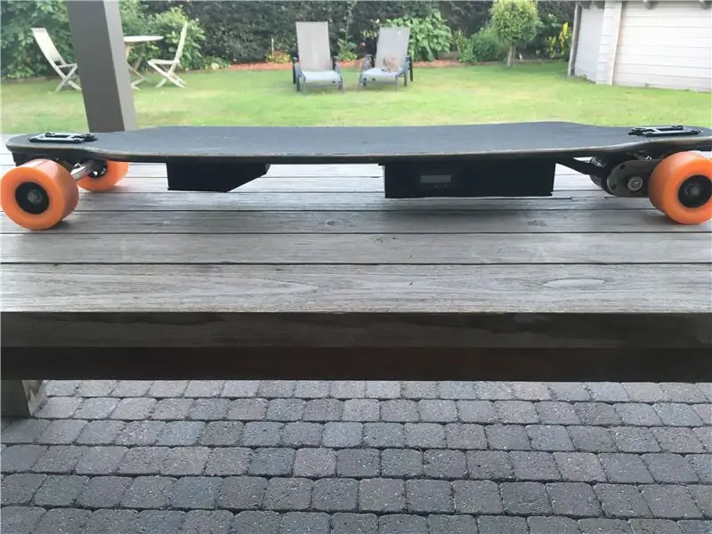 Sledovateľný elektrický longboard