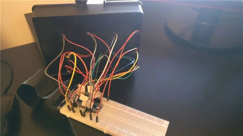 Umetanje žica u Breadboard kako biste ih povezali s Raspberry Pi