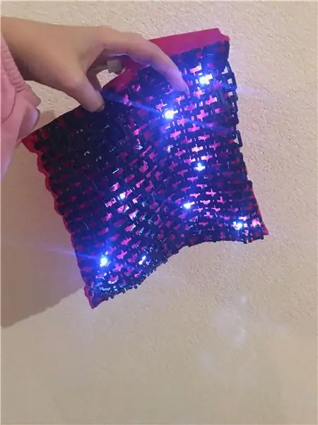 Tela interactiva impresa en 3D con un Lilypad, un acelerómetro y luces portátiles