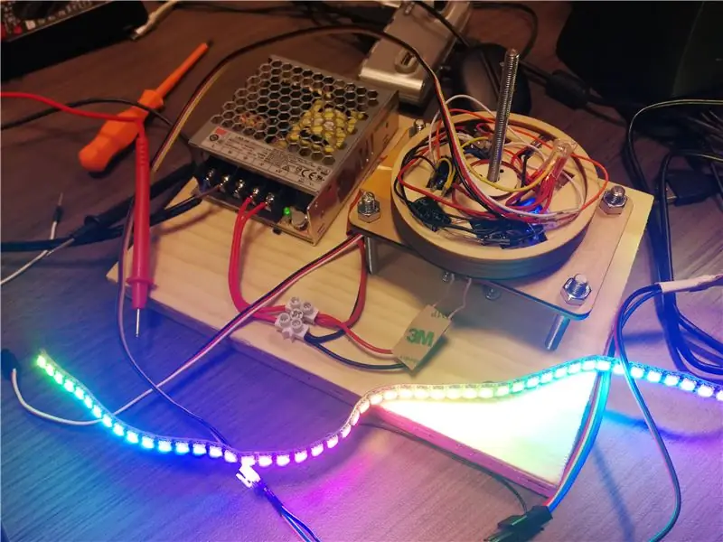 Besisukantis cilindras su LED juostelėmis