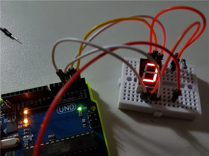 Spojite segment D (Arduino pin 4, LED pin 2)