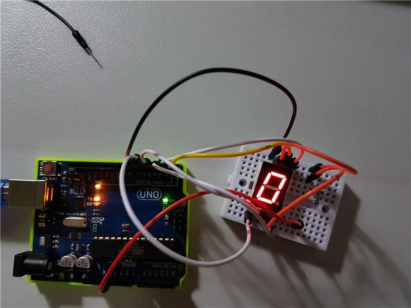 Spojite segment F (Arduino pin 6, LED pin 9)