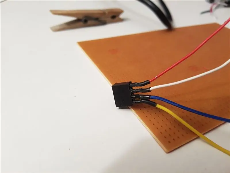 Soldeer de elektronica op een PCB