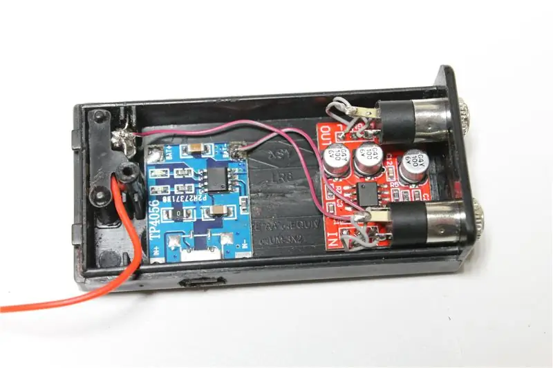 De batterij aansluiten op de oplaad- en versterkermodules