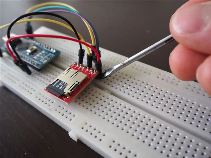 Forrasztja az Arduino-t és a MicroSD-törőlapot a Stripboardhoz