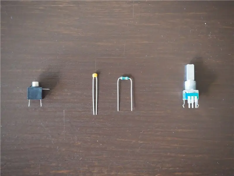 Ikonekta ang Volume Control Knob at ang Low-pass Filter sa Stripboard