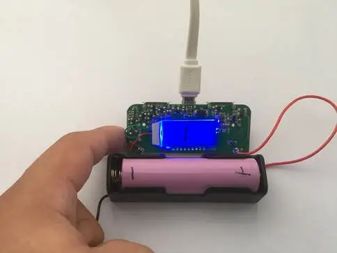 Umetnite muški mikro-USB kabel za napajanje